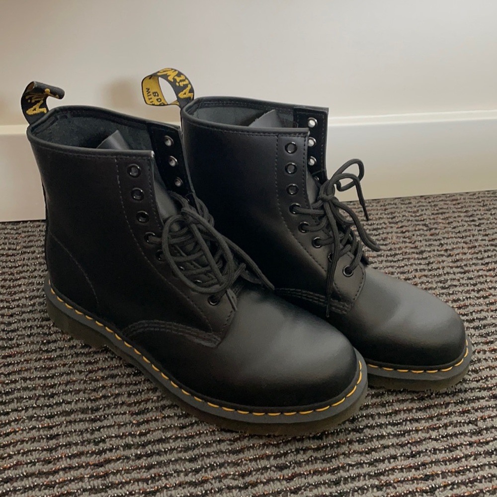 Dr. Marten’s 1460 WOMEN'S SMOOTH LEATHER LACE UP